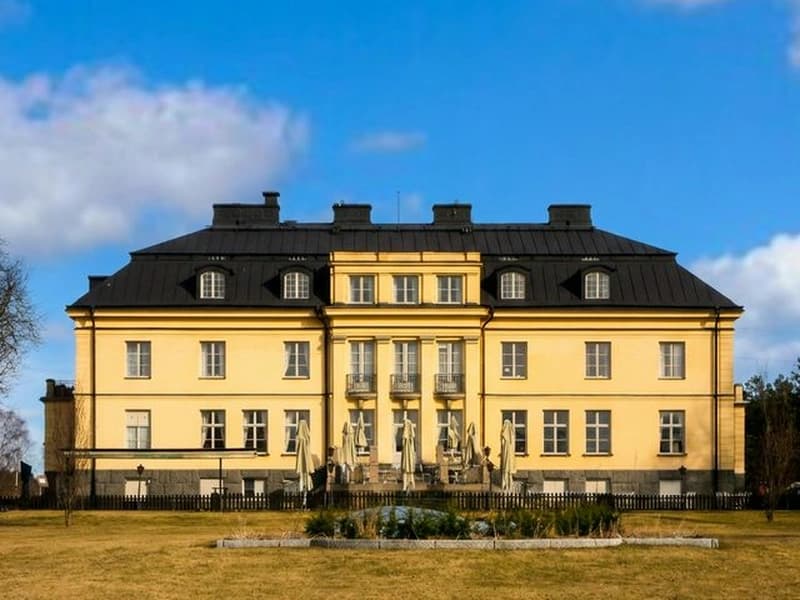 Hyra buss vid Hågelbyparken i Botkyrka
