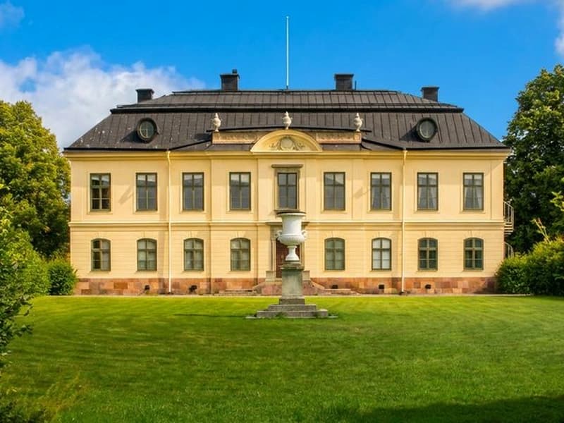 Hyra buss vid Sturehovs slott i Botkyrka