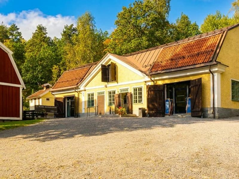 Hyra buss vid Tumba bruksmuseum i Botkyrka