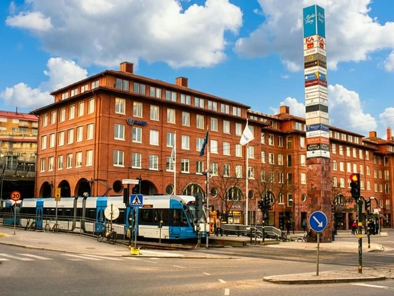 Busstransfer vid Alviks Torg transportnav.