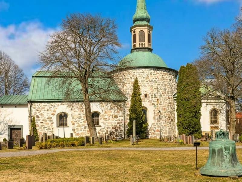 Hyra buss till Bromma kyrka – vacker medeltida miljö.