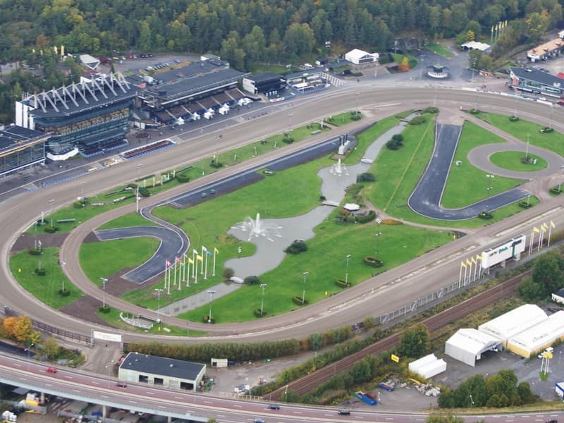 Hyra buss till Solvalla travbana – upplev spänningen på banan.
