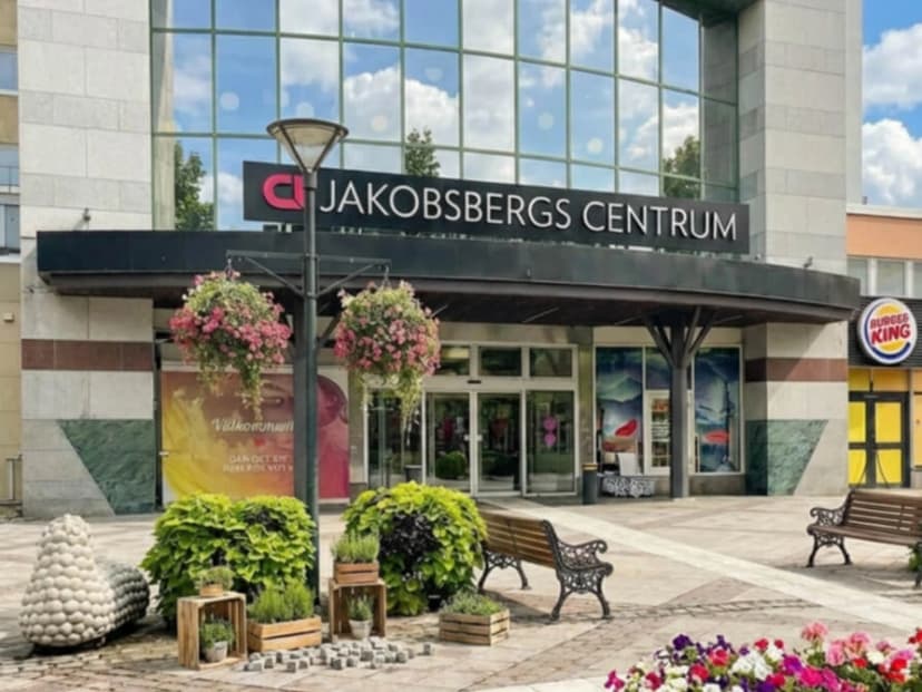 Hyr buss i Jakobsbergs Centrum för trygg och enkel grupptransport i Järfälla.