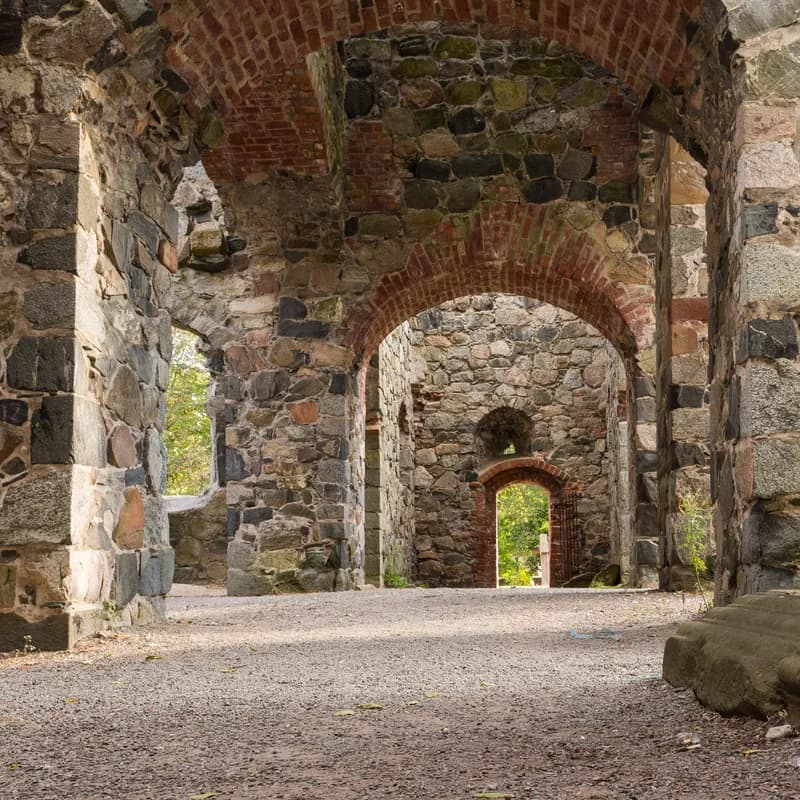 Hyra buss till S:t Olofs kyrkoruin i Sigtuna för historiska utflykter