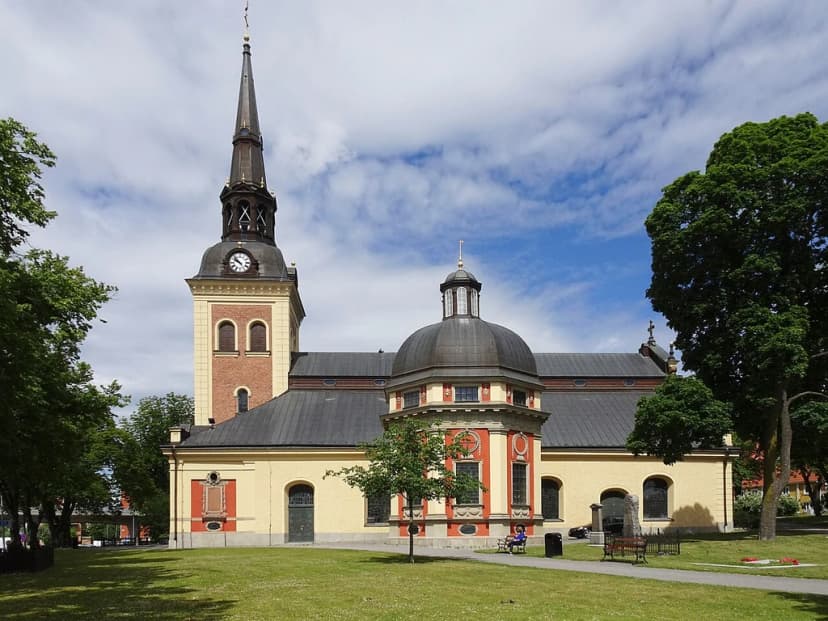 Hyra buss vid Sankta Ragnhilds kyrka i Södertälje