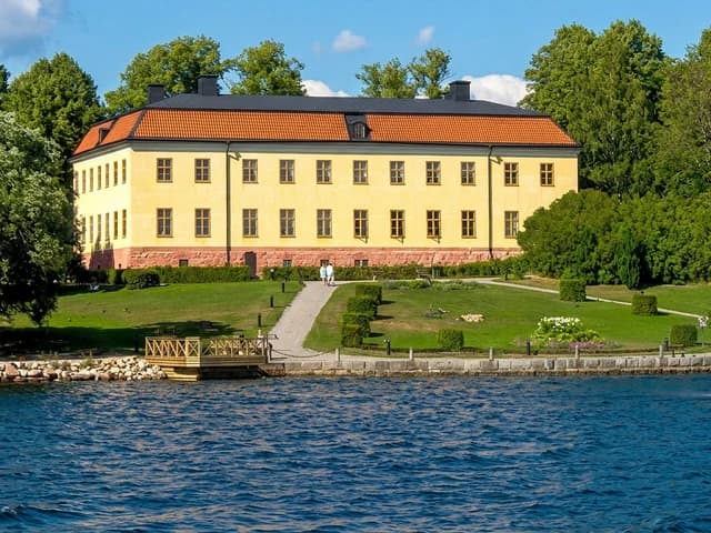 Hire a coach for cultural events and conferences at Edsberg Castle.