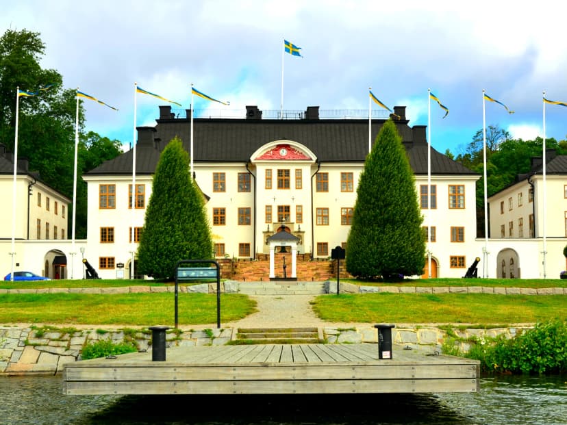 Bussuthyrning och gruppresor till historiska Karlbergs slott i Solna.