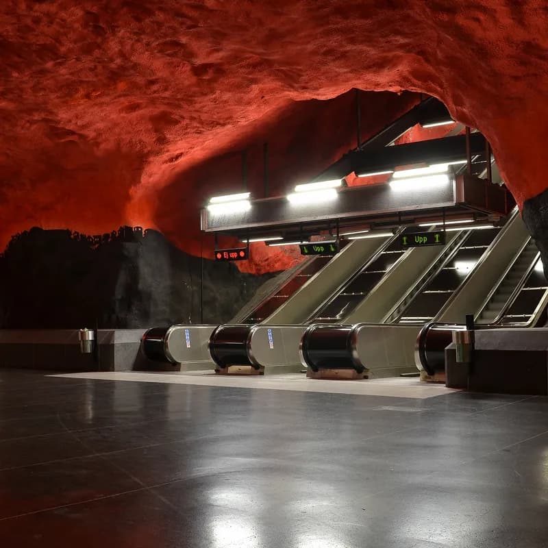 Hyr minibuss och turistbuss vid Solna Centrum för lokala grupper.