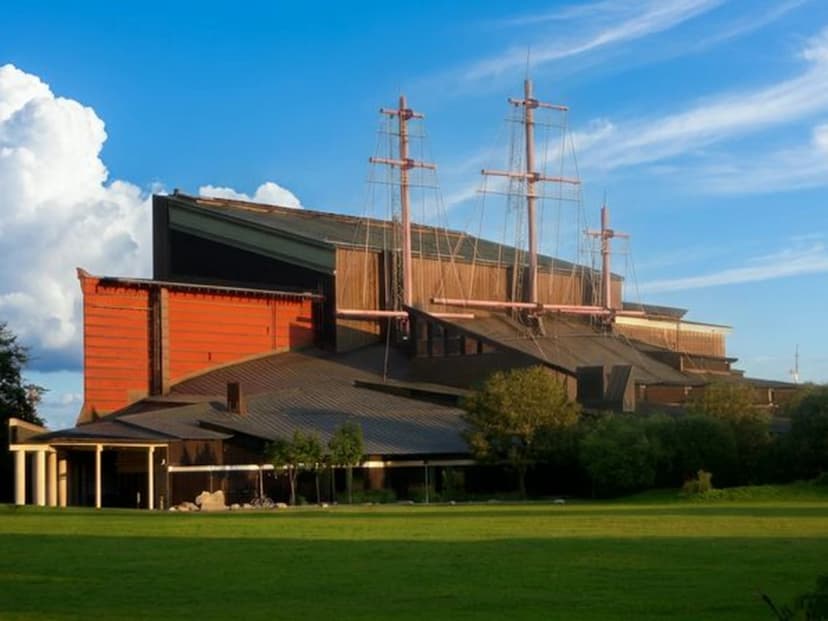 在斯德哥尔摩预订前往瓦萨博物馆的大巴进行学校旅行和团体游览。