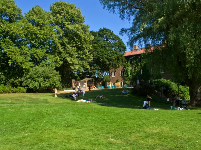 Hyr buss till Marabouparken i Sundbyberg för kulturutflykter