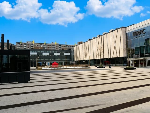 Hyra buss vid Täby Centrum i Täby