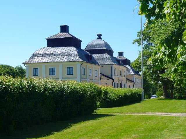 租赁大巴前往乌普兰韦斯比 Runsa Slott och Nature 举办开营仪式与企业活动。