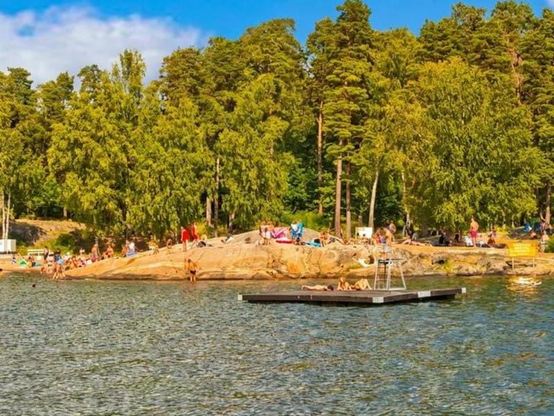 Hyra buss till Eriksö för sommarutflykt och friluftsliv i Vaxholm.