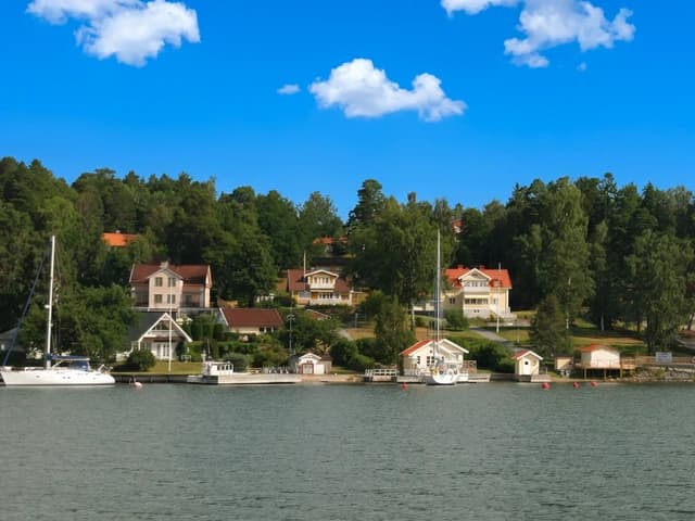 Hyra buss till Ytterby för geologi och sightseeing i Vaxholm.