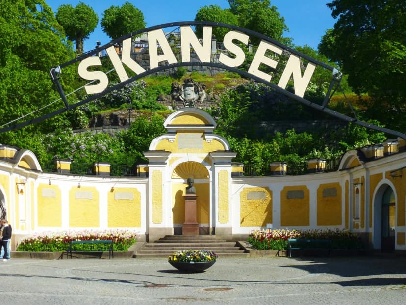 Hyr en minibuss för utflykt till Skansen på Djurgården.