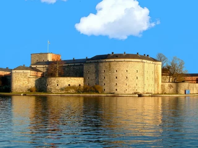 Turistbuss Vaxholm dagstur Stockholm – charter grupp i skärgården