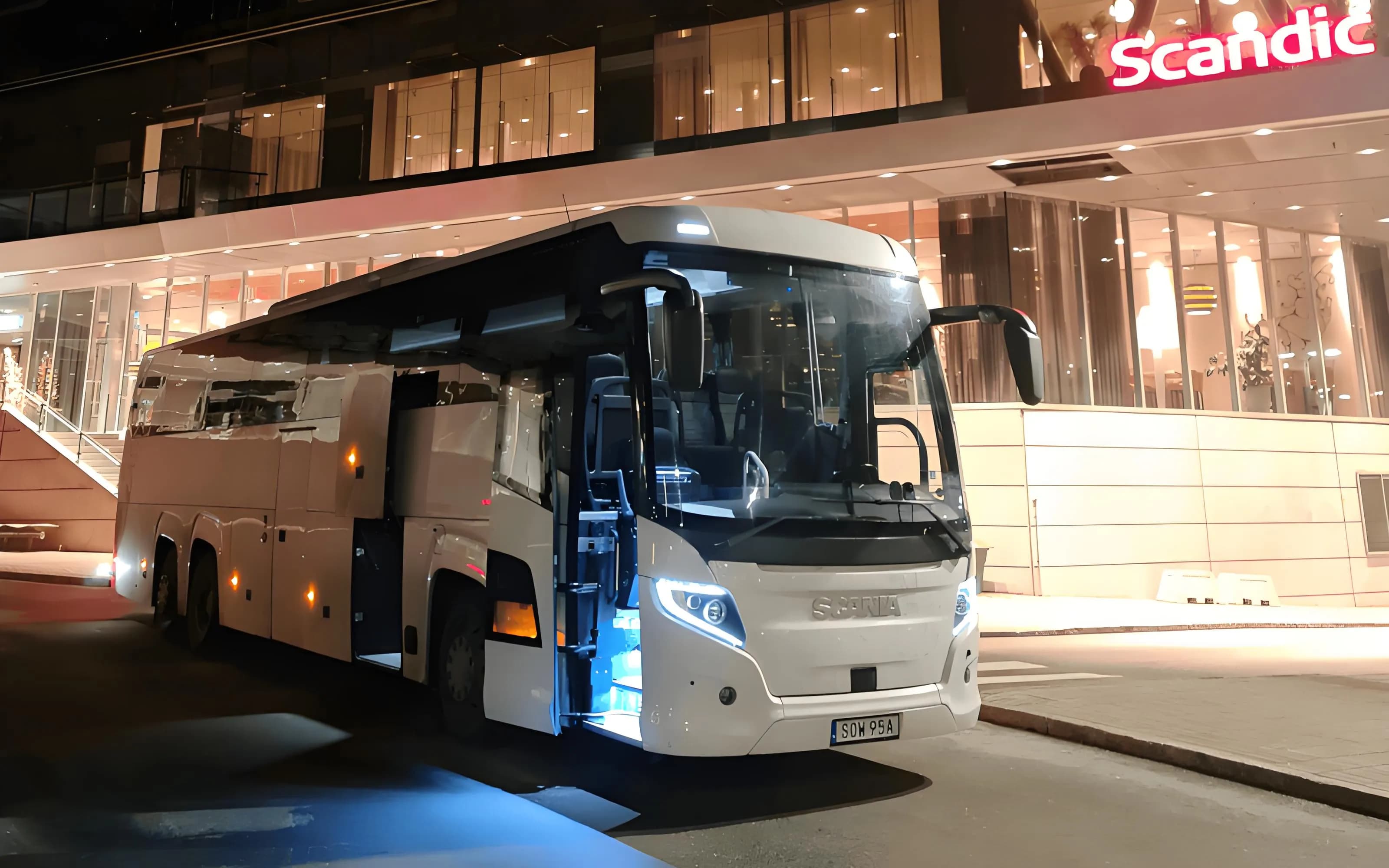 Rymlig Scania Touring för uthyrning med chaufför, 53 platser