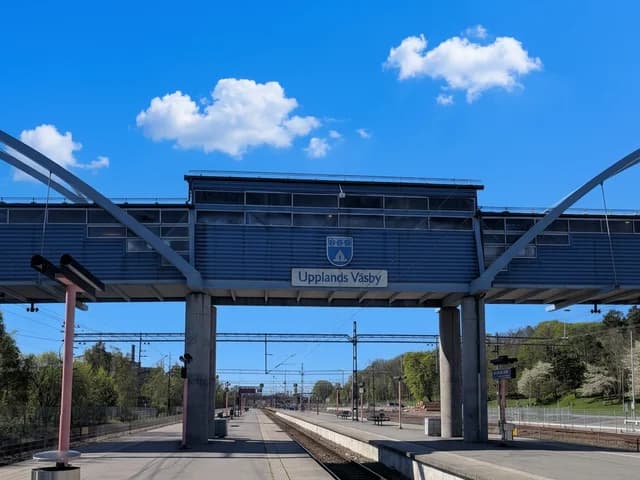 预订大巴从乌普兰韦斯比火车站出发,进行快速团体出游。