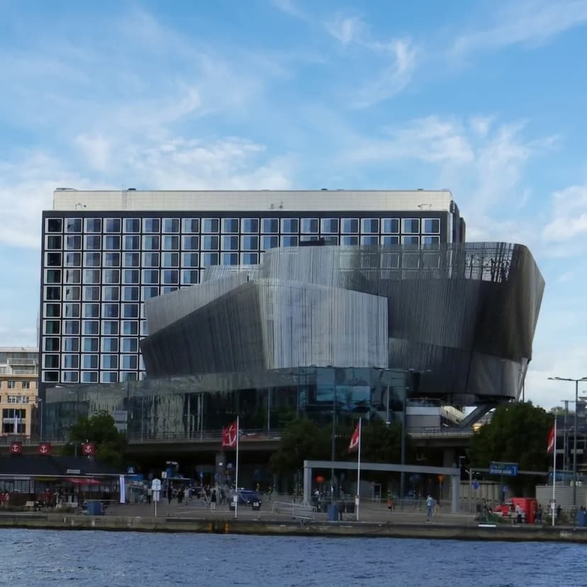 Smidig hotelltransfer till Radisson Blu Waterfront Hotel Bussuthyrning i Stockholm för konferensgrupper på Waterfront Hotel
